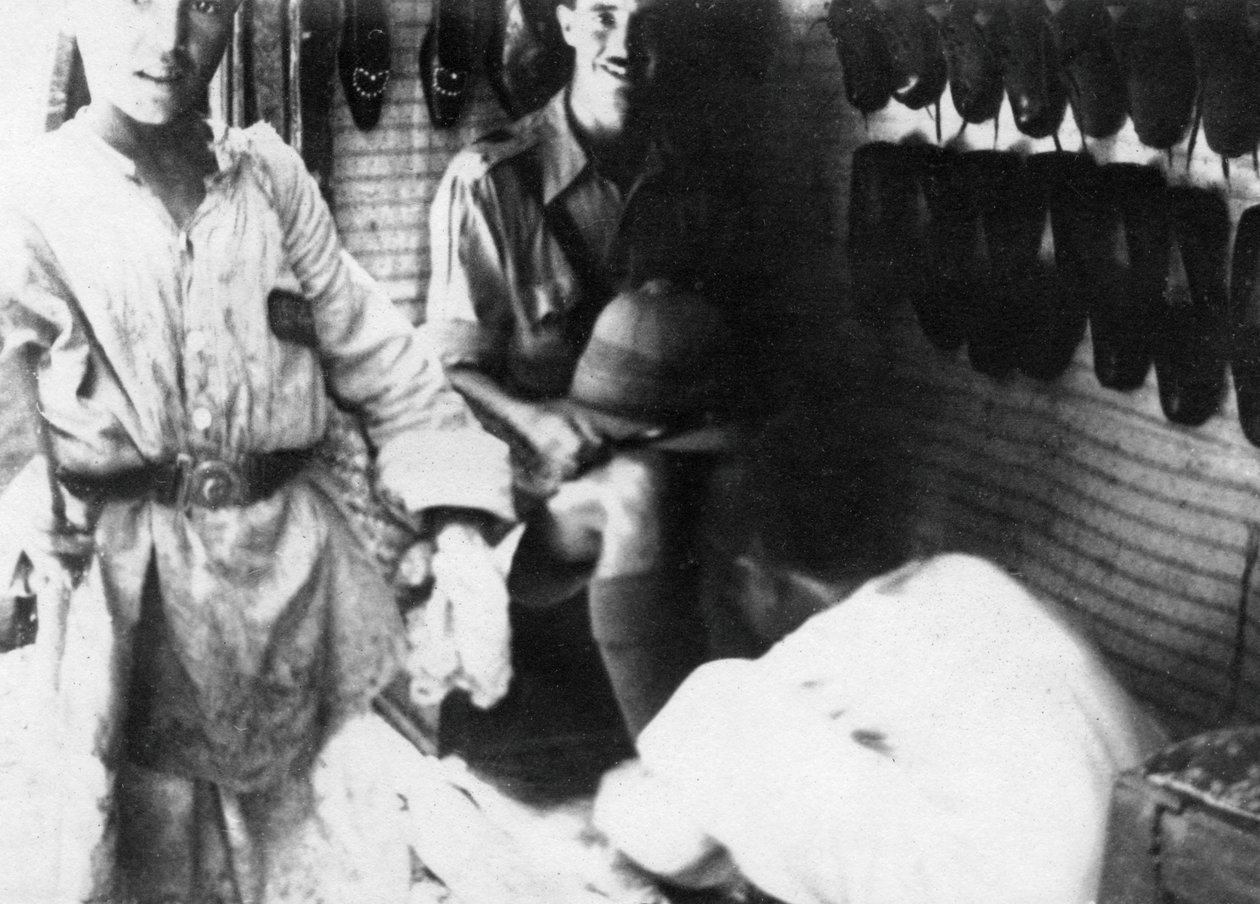 Un Officier Britannique dans une Boutique de Chaussures, Bagdad, Mésopotamie, Première Guerre Mondiale, 1918 - Unbekannt