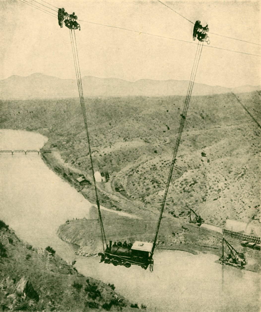 Une machine de chantier traversant un canyon, Rio Grande, Nouveau-Mexique, 1930 - Unbekannt