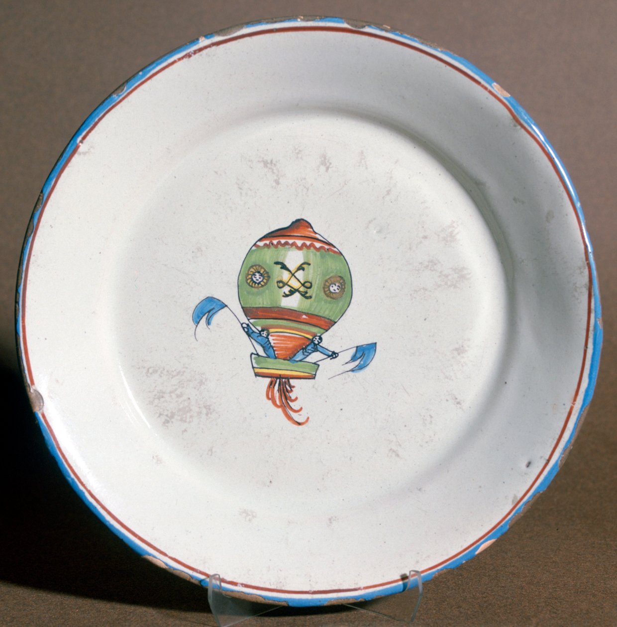Assiette en faïence française avec aéronautes portant des drapeaux, 1785 - Unbekannt