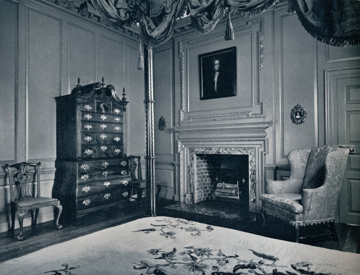 Une commode de Nouvelle-Angleterre avec base Bombe dans l