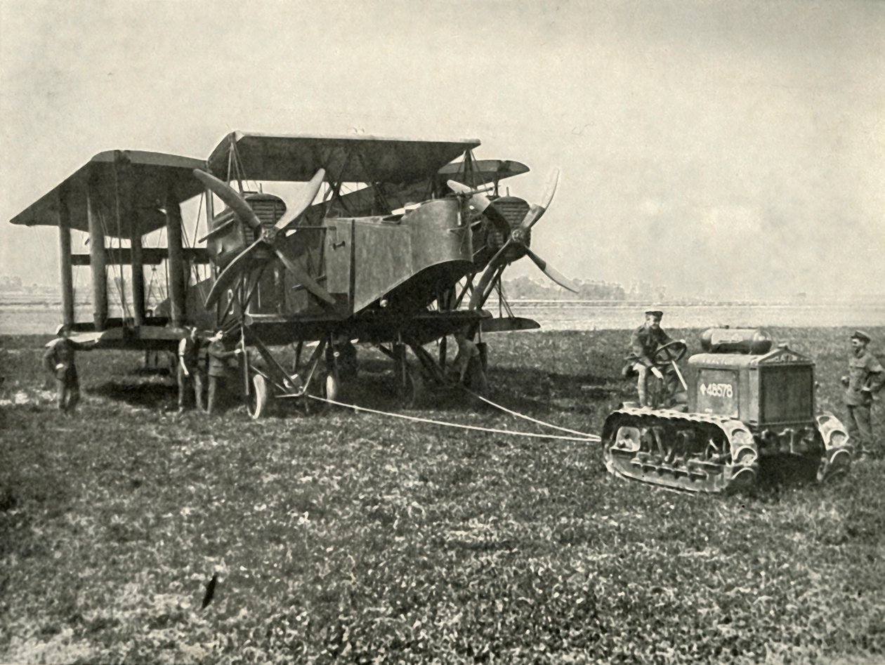 Un petit tracteur motorisé mettant en position une énorme machine de bombardement de la RAF, 1919 - Unbekannt