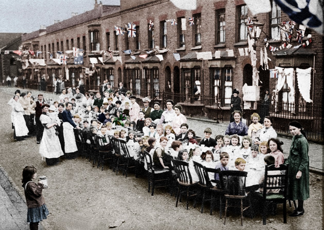 Fête de thé pour enfants dans une rue de l