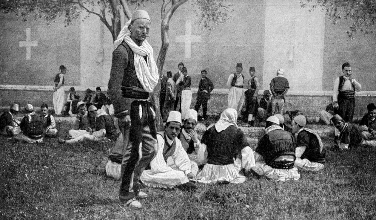 Réunion de montagnards Mirdite et de leurs compatriotes de la ville devant une cathédrale de Scutari, Turquie, 1922 - Unbekannt