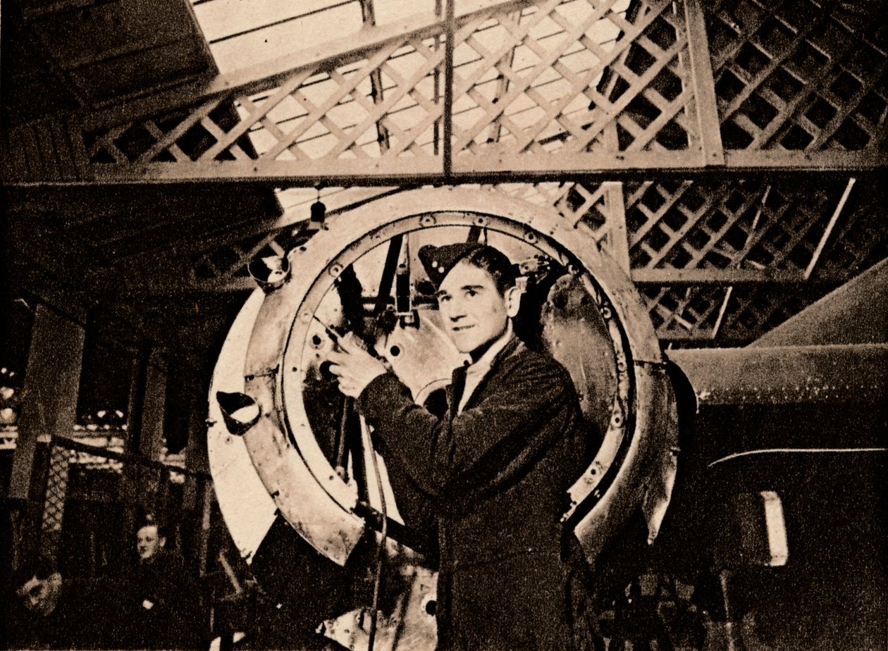 Un métallurgiste avec une perceuse automatique dénudant un carter de moteur, 1940 - Unbekannt