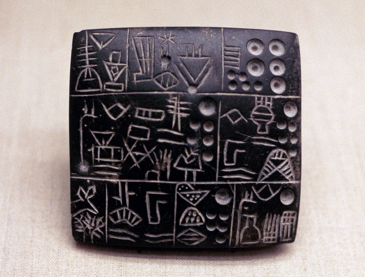 Tablette administrative en argile, Mésopotamie-Sumérienne, 3100-2900 av. J.-C. - Unbekannt