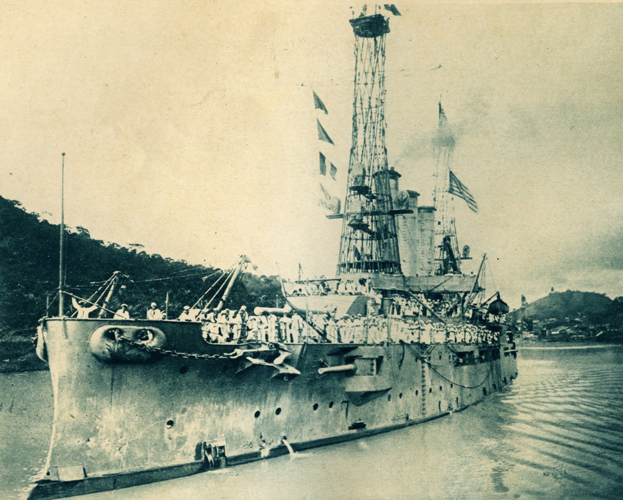 Le cuirassé américain Missouri traversant le canal de Panama - Unbekannt