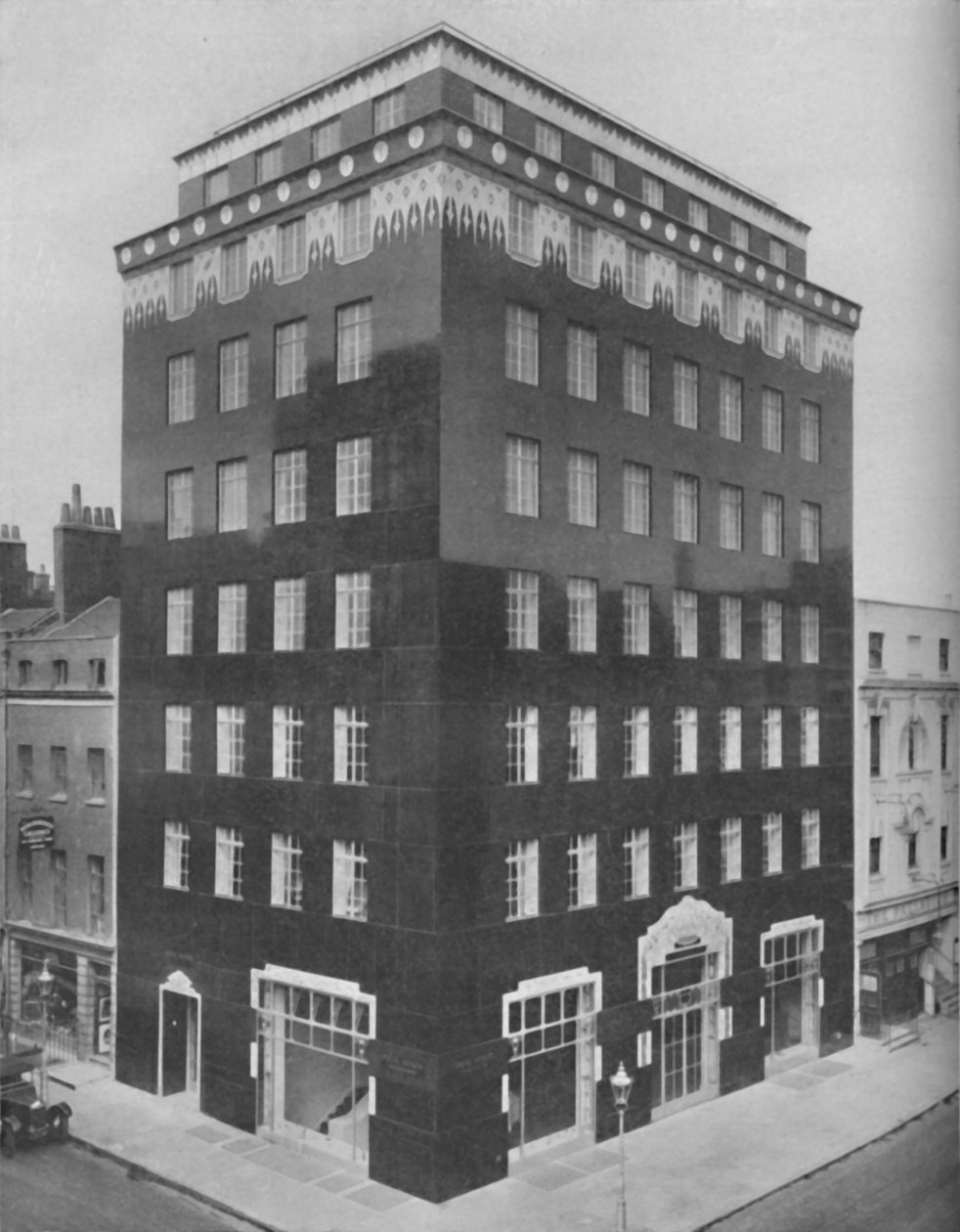 Un bâtiment tout noir à Londres orné d