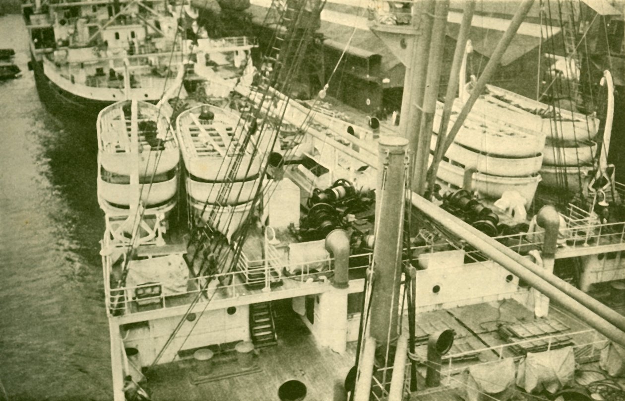 Une impressionnante rangée de bateaux à bord du Leviathan, vers 1930 - Unbekannt