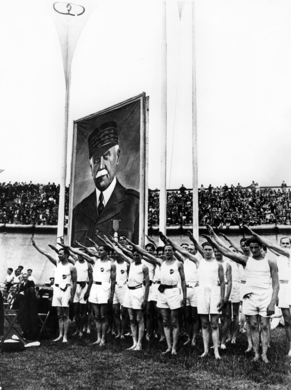 Athlètes faisant le salut fasciste, Parc des Princes, Paris, 1941 - Unbekannt