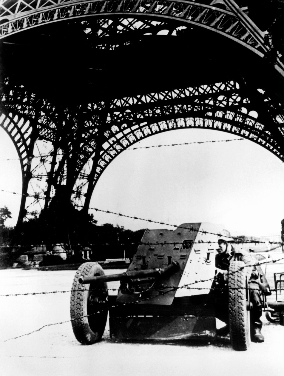 Fil de fer barbelé et canon antichar sous la Tour Eiffel, Paris occupé par les Allemands, 1940-1944 - Unbekannt