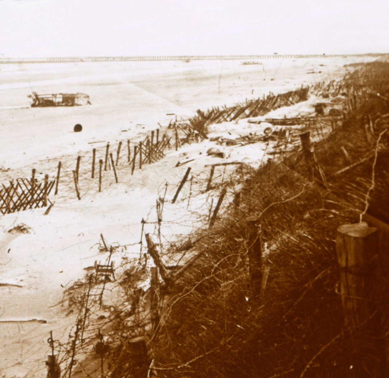 Barrières de fil barbelé sur la plage, Nieuwpoort-Bad, Flandre, Belgique, vers 1914-1918 - Unbekannt