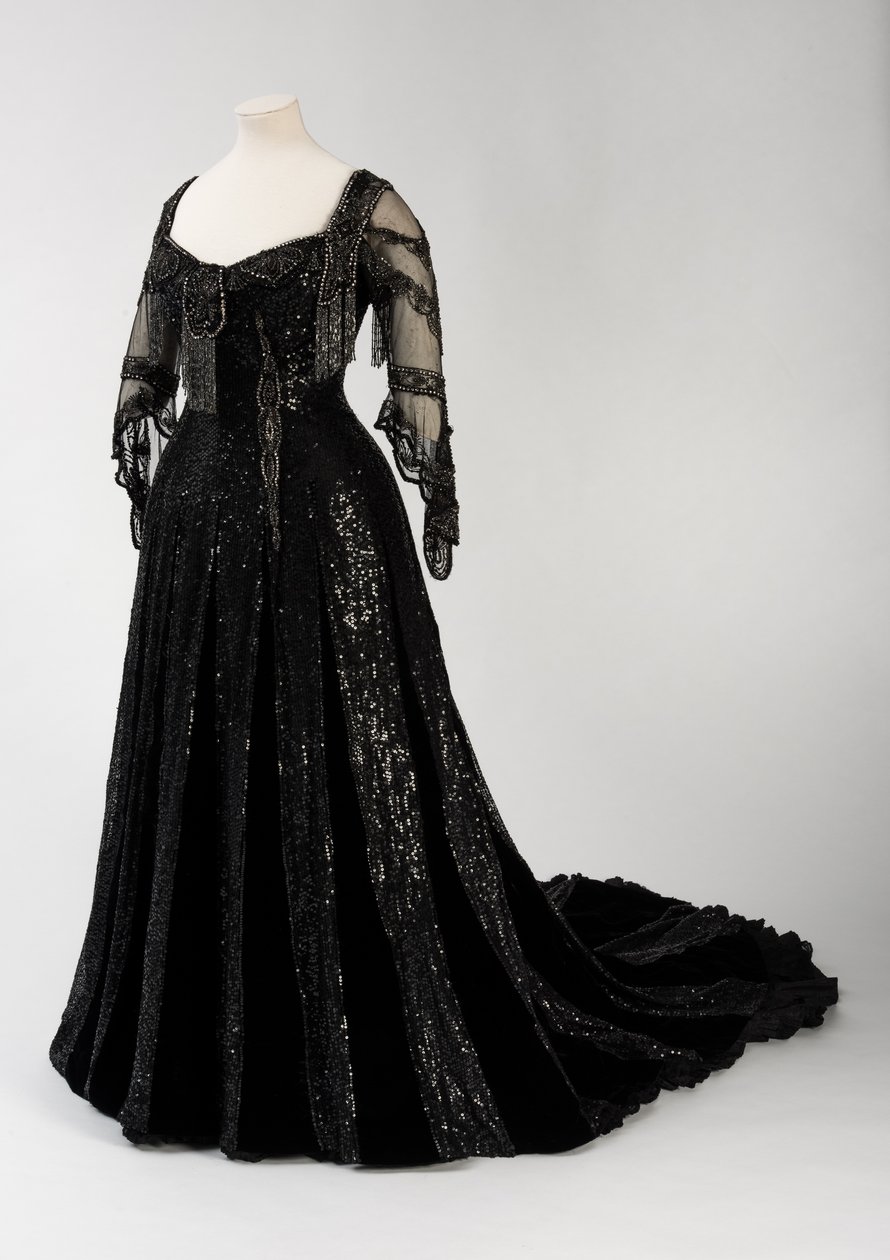 Robe de soirée noire portée par la reine Alexandra, avec décoration de perles et de paillettes et incorporant la bande de nom en soie noire et lettres dorées signature de la reine Alexandra, fabriquée par Barolet de Knightsbridge, Londres 1908-1910 - Unbekannt