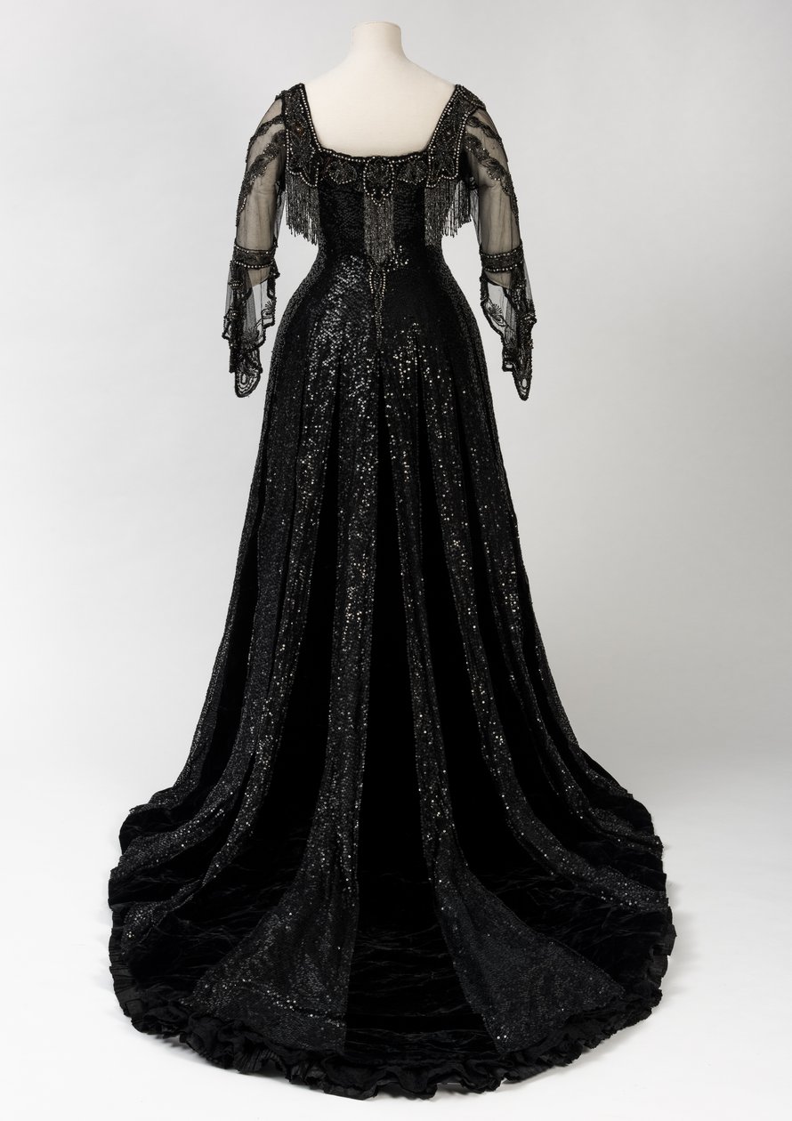 Robe de soirée noire portée par la reine Alexandra, avec décoration de perles et de sequins et incorporant la bande de nom en soie noire et lettres dorées de la reine Alexandra, fabriquée par Barolet de Knightsbridge, Londres 1908-1910 - Unbekannt