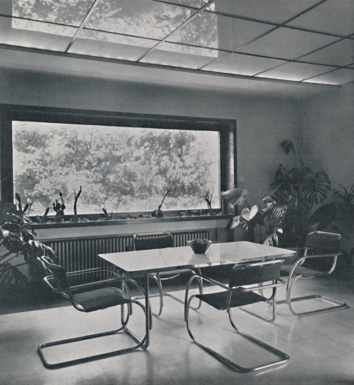 Salle à manger dans une maison à Bucarest par Rudolf Frankel - Unbekannt