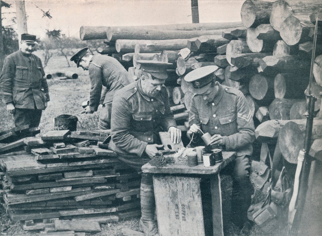 Ingénieurs britanniques avec la force expéditionnaire fabriquant des grenades à main à partir de boîtes de tabac, vers 1914 - Unbekannt