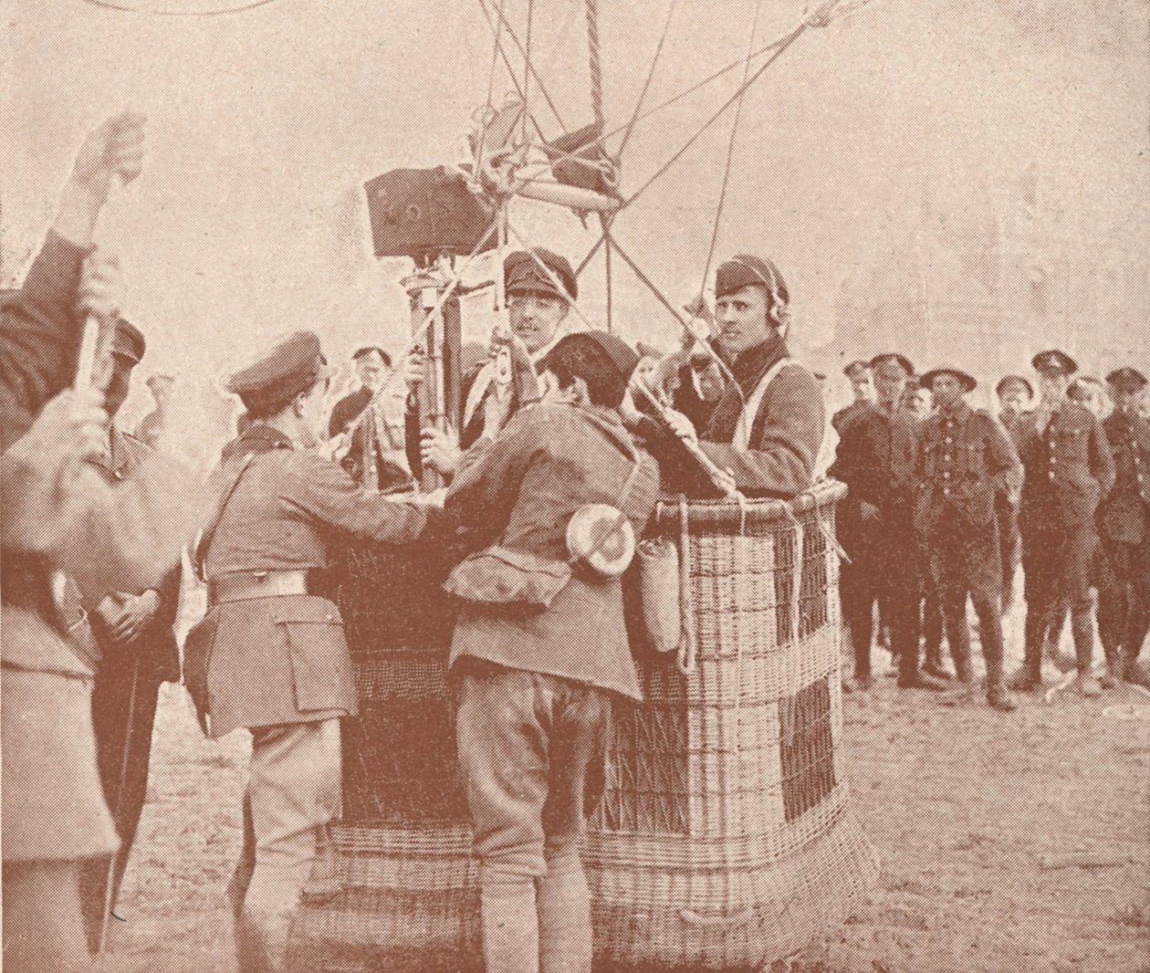 Cinématographe officiel canadien et assistant prêts à monter dans un ballon cerf-volant - Unbekannt