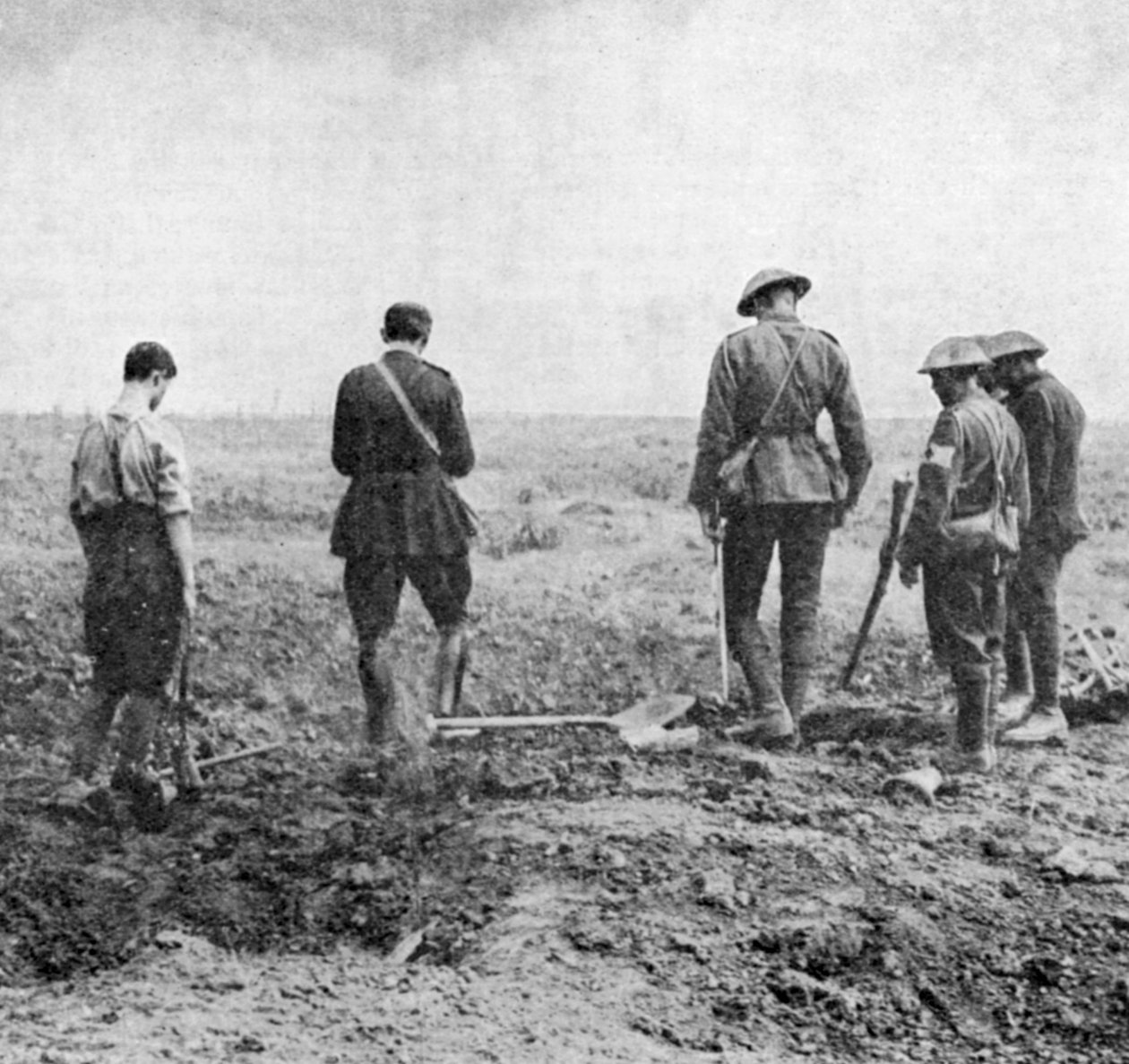 Aumônier conduisant un service funéraire sur le terrain tandis que le groupe funéraire rend hommage, vers 1916 - Unbekannt