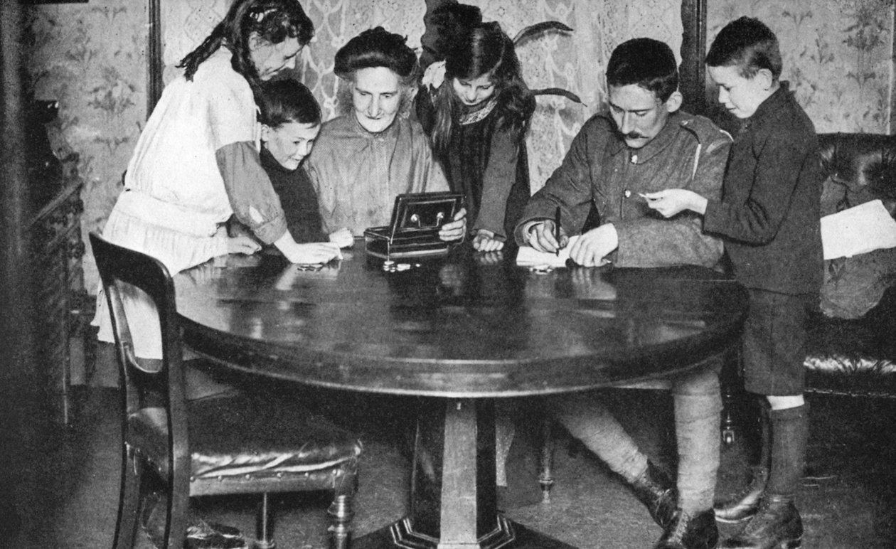 Enfants vidant leurs tirelires pour investir dans des obligations de guerre, 1936 - Unbekannt