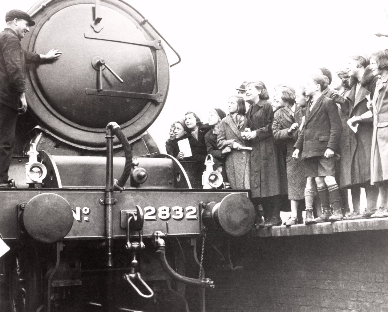 Enfants regardant une locomotive à vapeur, 3 mars 1936 - Unbekannt
