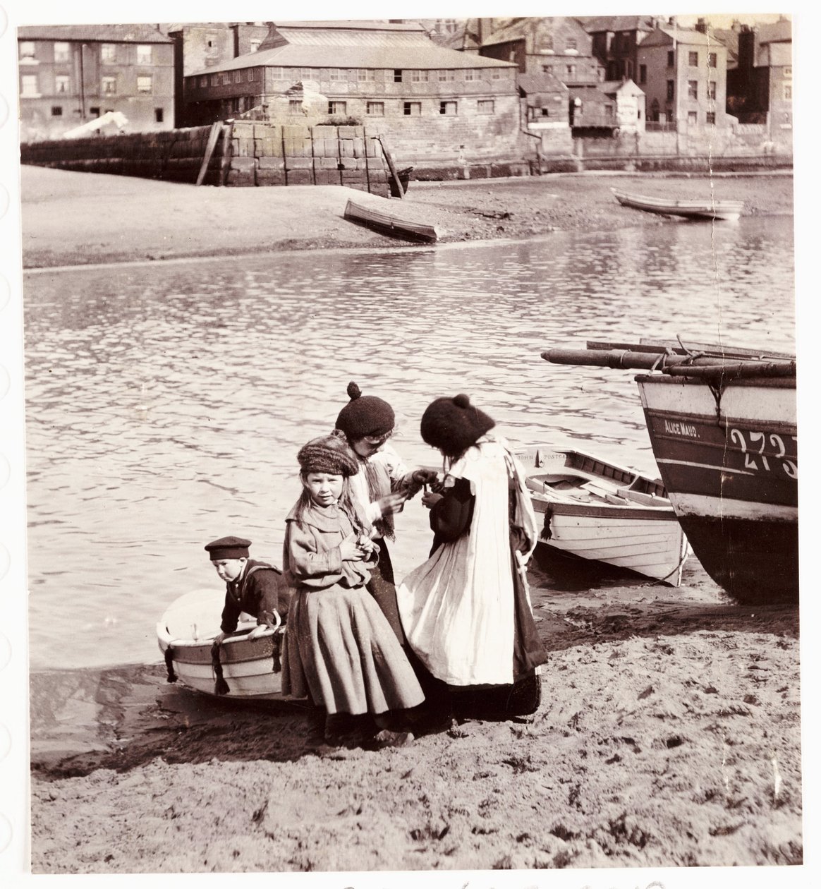 Enfants jouant au bord de l