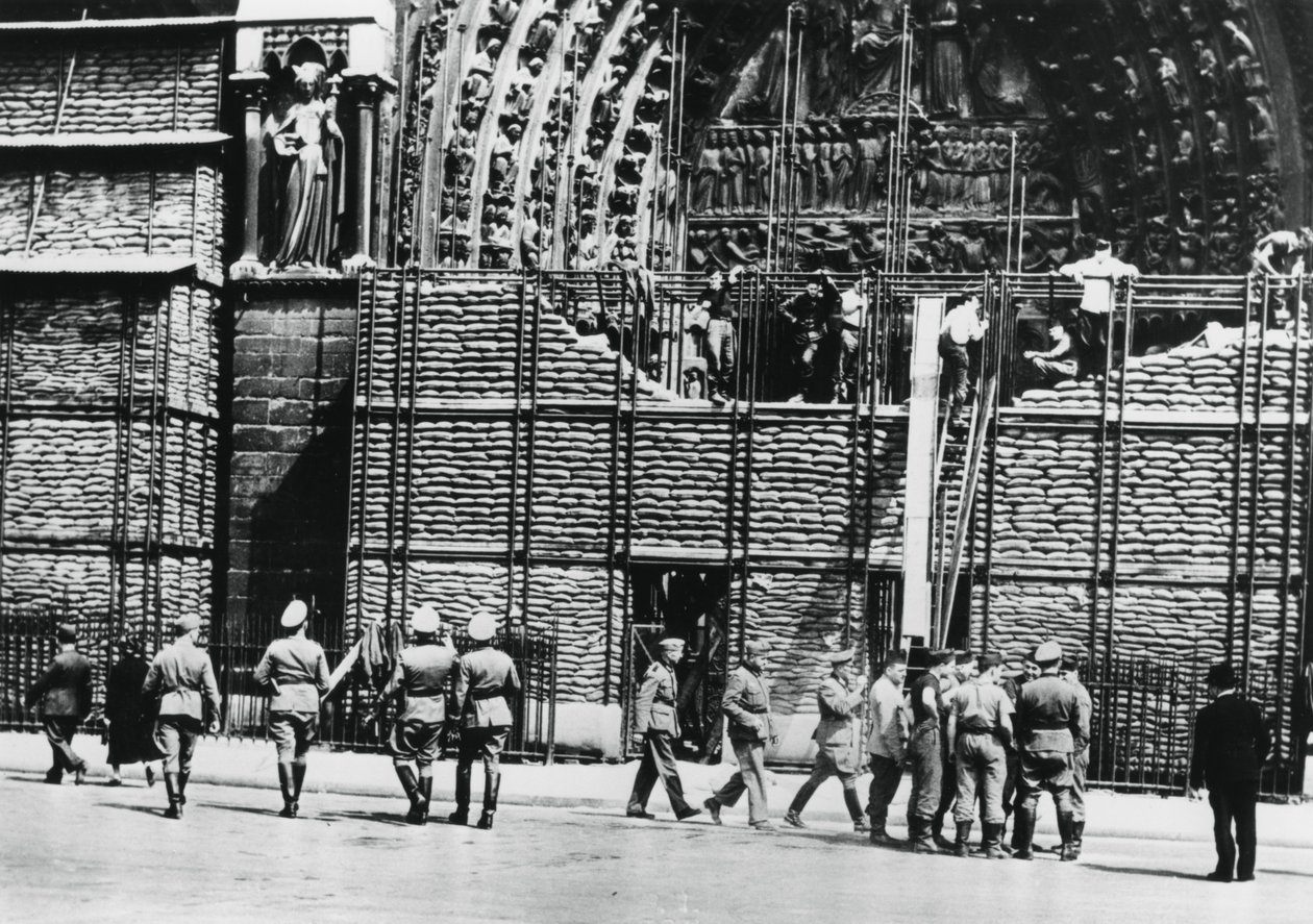 Déblaiement de la protection en sacs de sable de la façade de Notre-Dame, Paris occupé par les Allemands, 1940 - Unbekannt