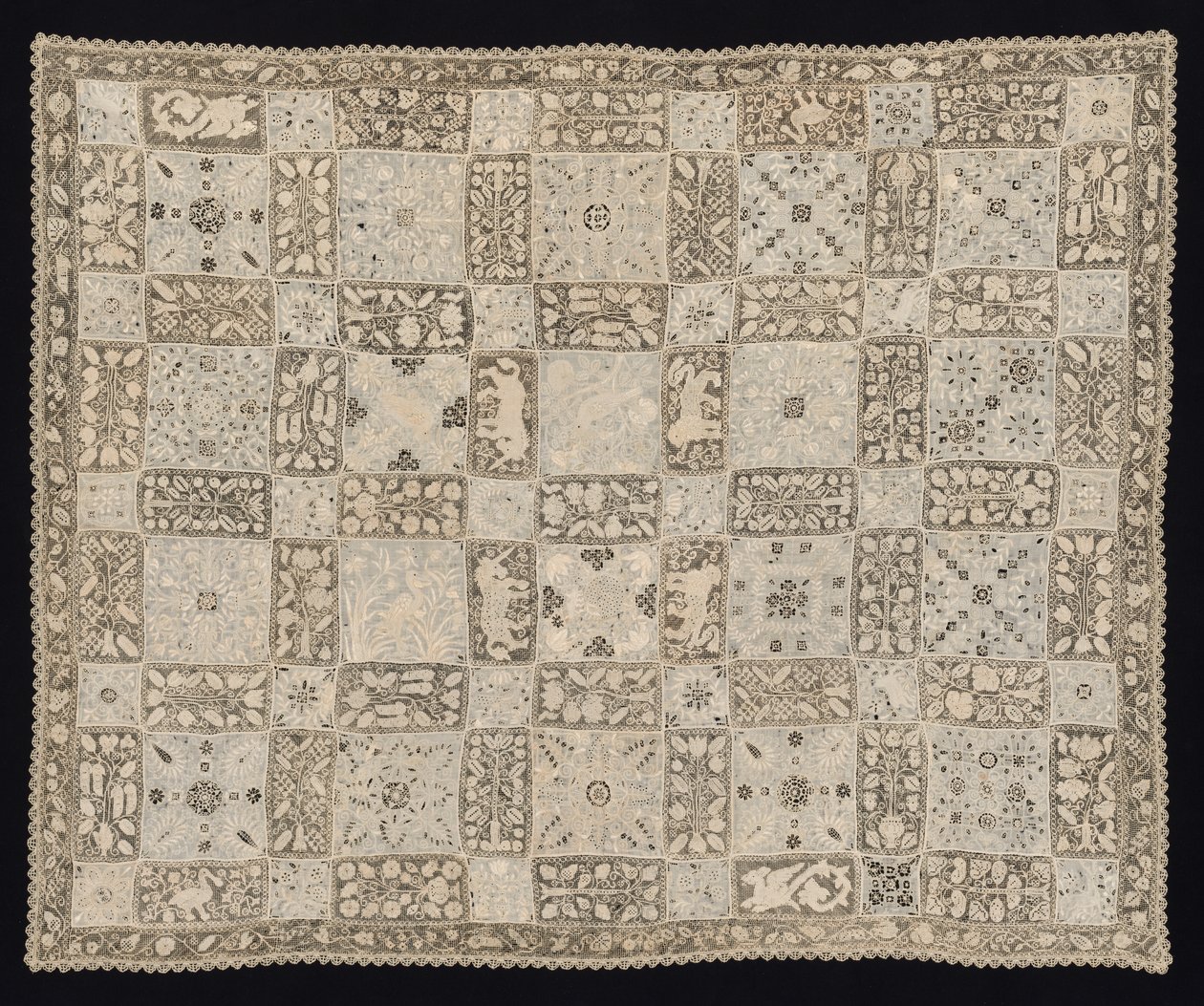 Tissu avec licornes, dragons, autres animaux et motifs floraux, 1800s - Unbekannt