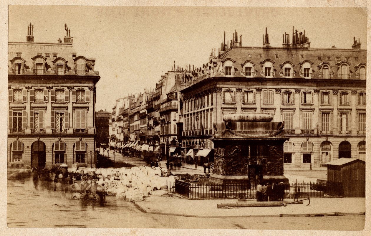 Commune de Paris (1871) vue de la Place Vendôme avec la colonne détruite. Photographie. - Unbekannt