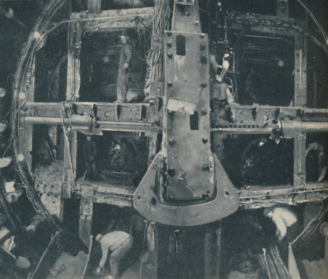 Bouclier Greathead composé détruisant une barrière entre deux pays, vers 1935 - Unbekannt