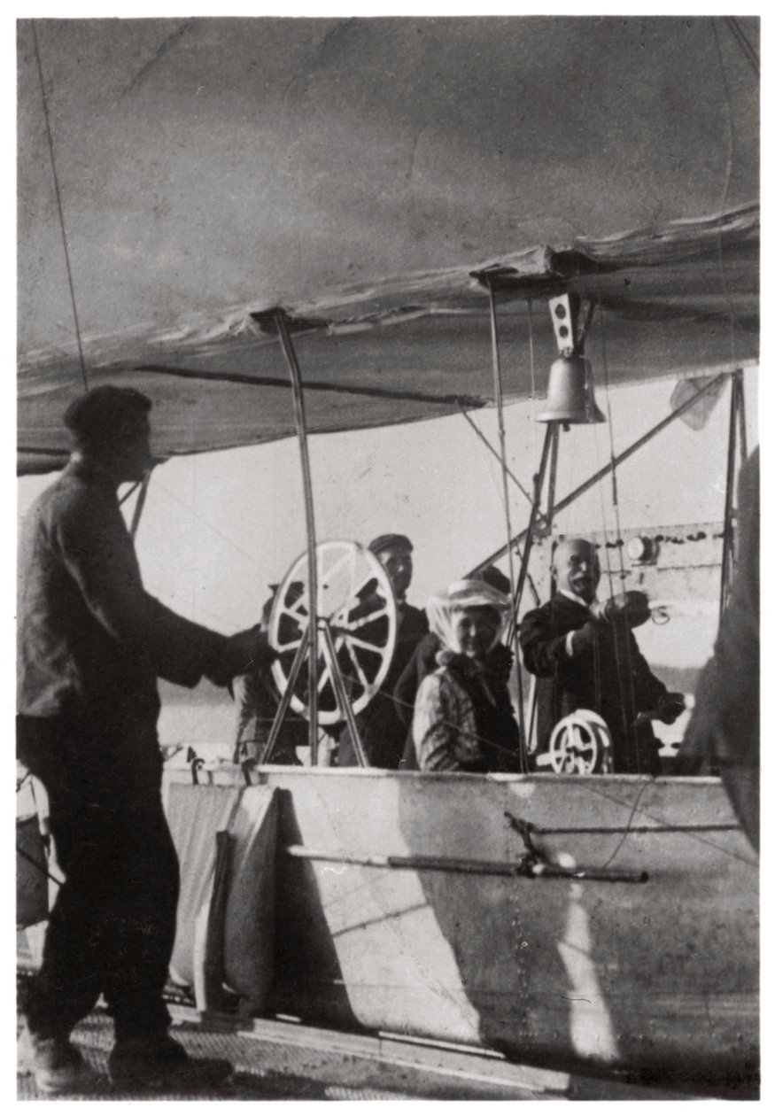 Le comte Zeppelin avec sa fille dans la gondole du Zeppelin LZ3, Allemagne, vers 1906-1908, 1933 - Unbekannt