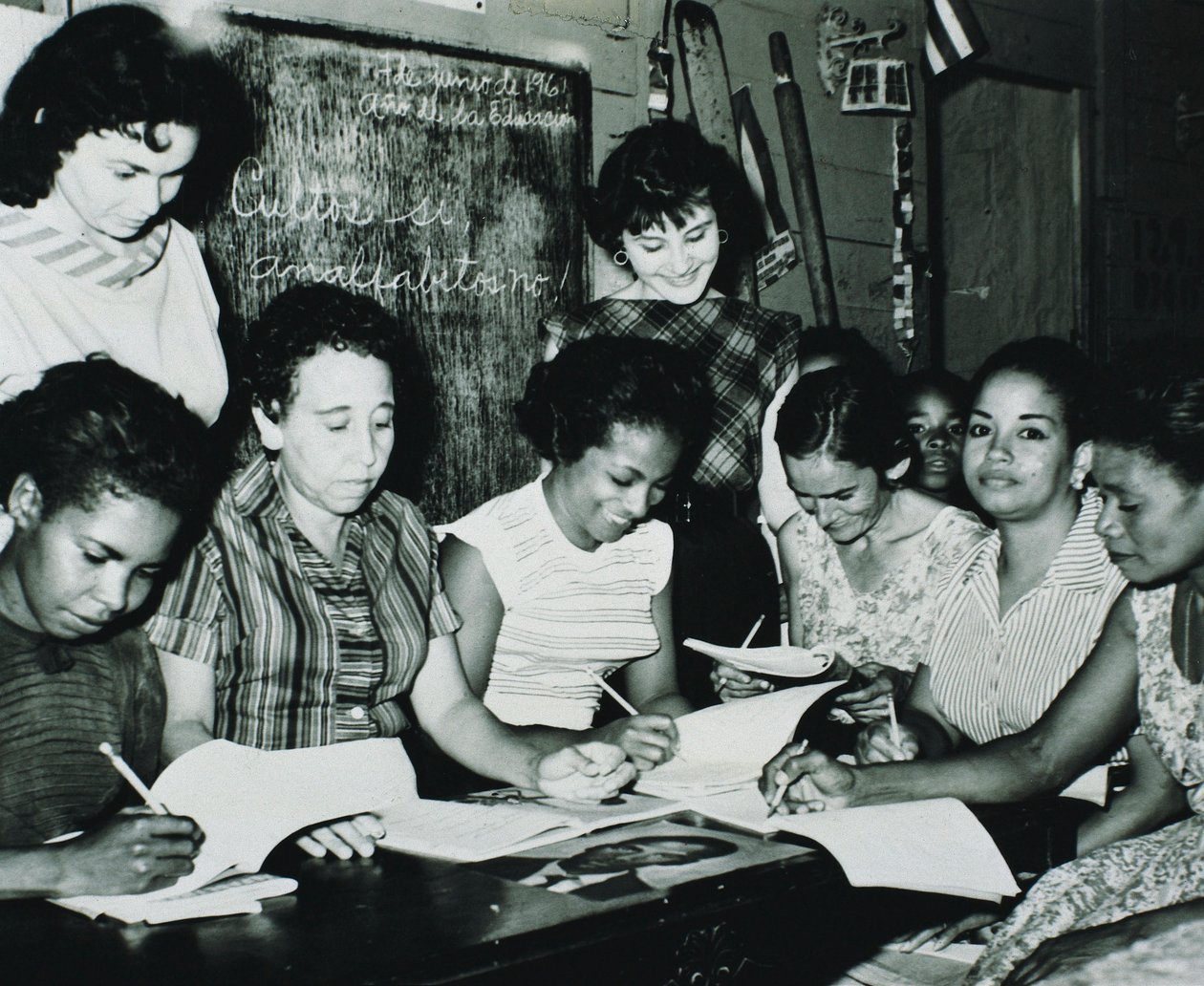 Révolution cubaine : femmes participant aux programmes éducatifs mis en place par la campagne d