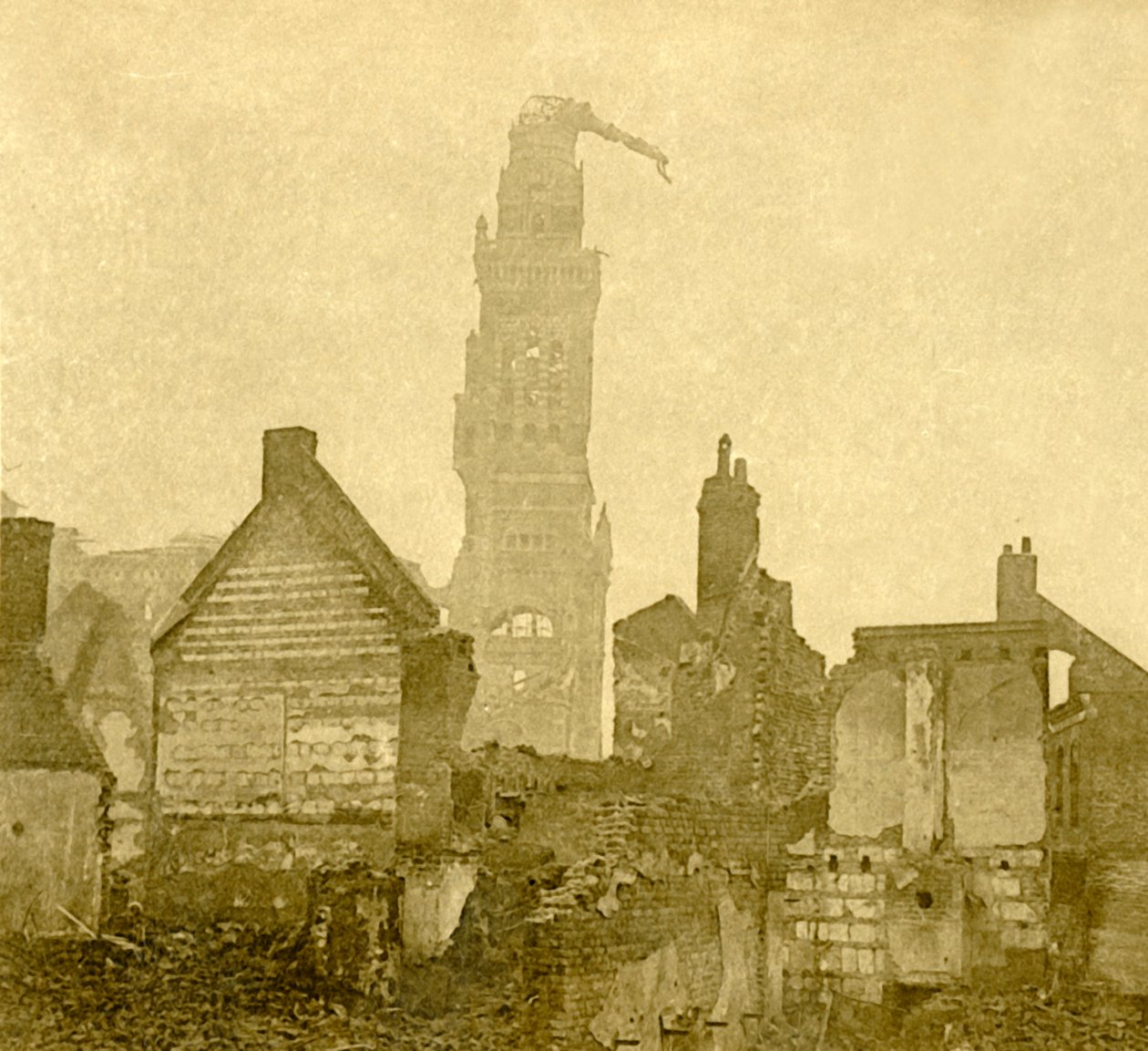 Flèche endommagée de Notre-Dame de Brebières, Albert, nord de la France, vers 1915-1918 - Unbekannt