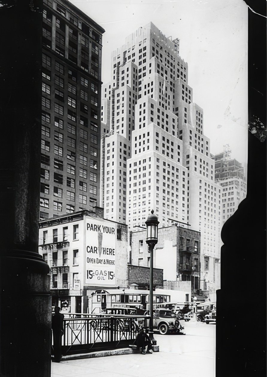 Le bâtiment de 40 étages de la Standard Oil Company et à droite dans l