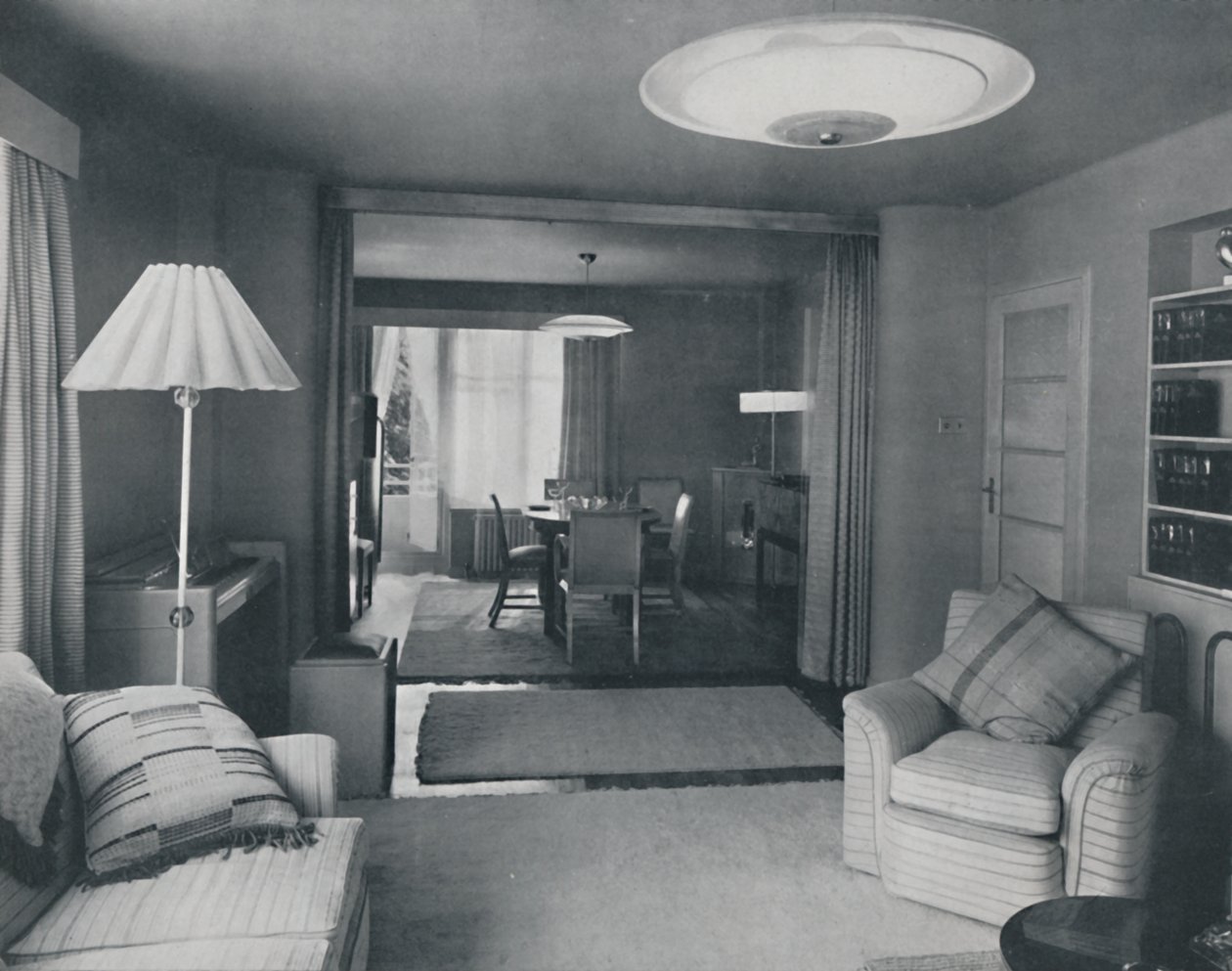 Salle à manger et salon, séparés uniquement par de lourds rideaux dans un tissage moderne attrayant - Unbekannt