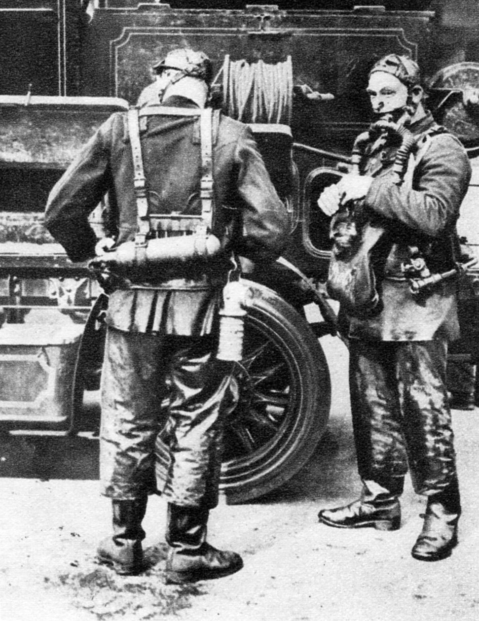 Pompiers mettant des casques à fumée, Farringdon Street rubber works, Londres, 1926-1927 - Unbekannt
