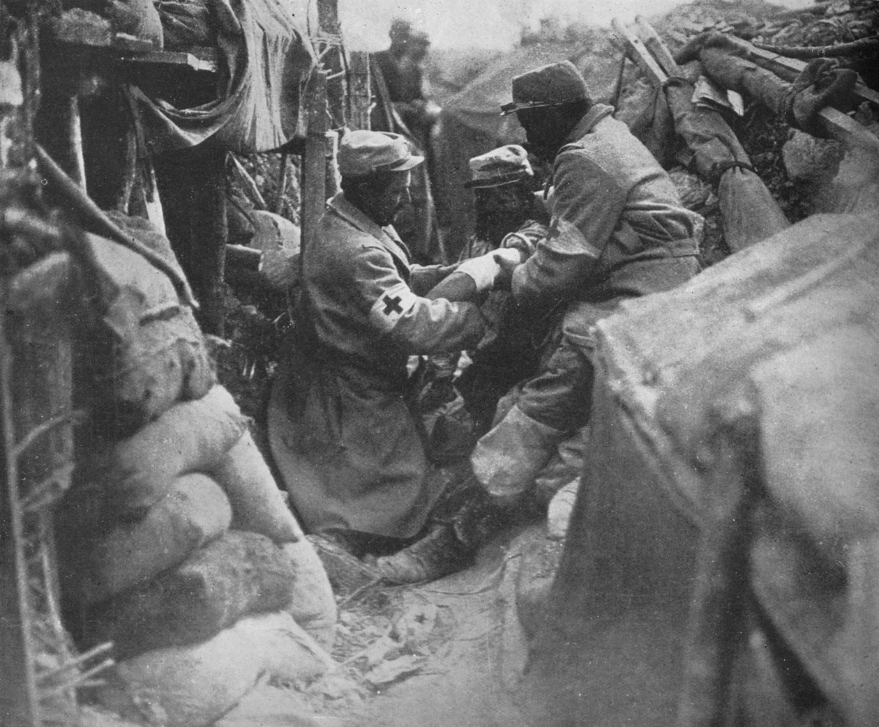 Premiers secours à un homme blessé dans une des tranchées françaises, 1915 - Unbekannt