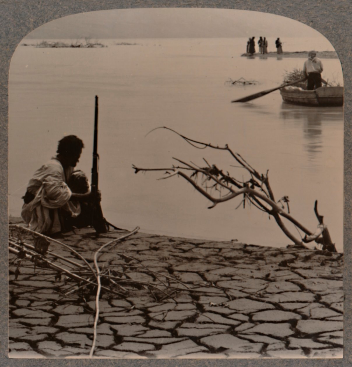 Pêcheurs près de la mer Morte : montrant des fissures sur le rivage, vers 1900 - Unbekannt
