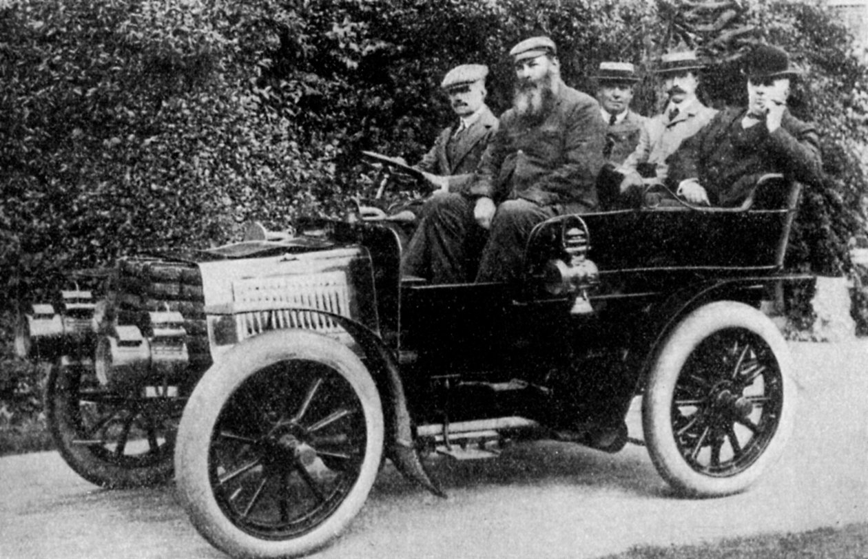 Cinq hommes assis dans une voiture, 1902 - Unbekannt