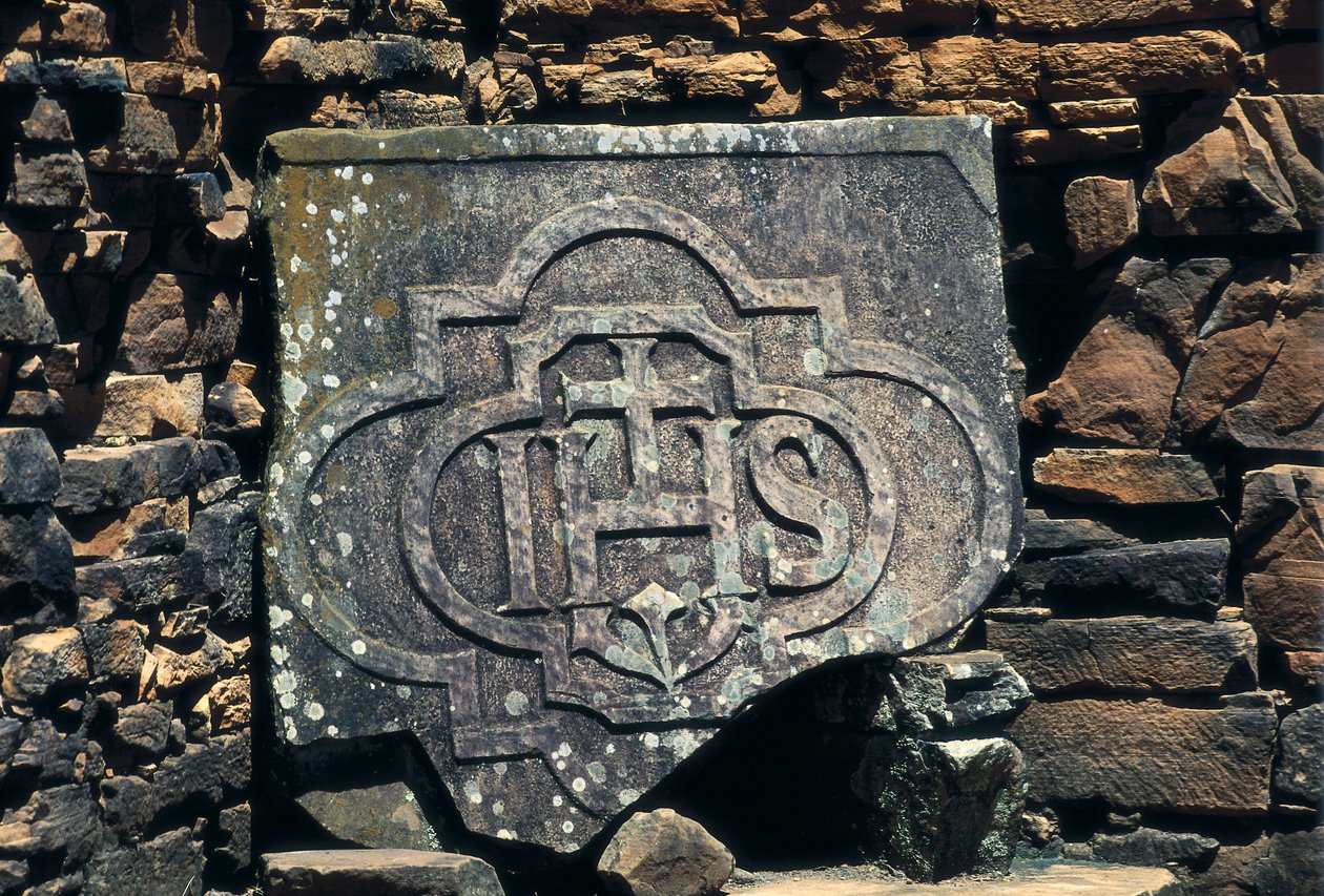 Symbole franco-maçonnique et initiales du Christ gravés sur une pierre, site des missions jésuites de San Ignacio Mini en Argentine, établi en 1611 (pierre) - Unbekannt