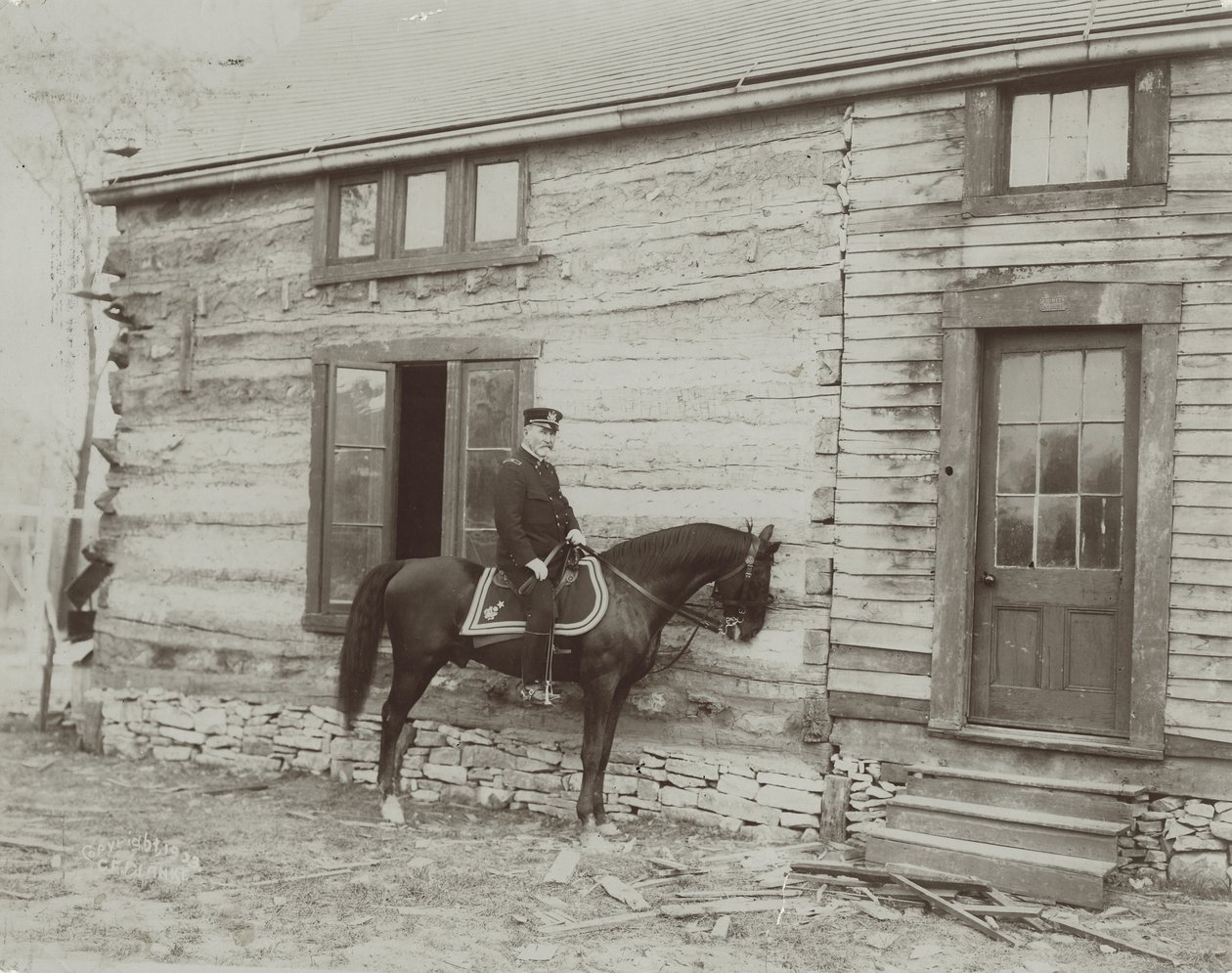 Général Frederick Dent Grant à cheval devant la cabane (Hardscrabble) construite par son père, Ulysses S. Grant - Unbekannt
