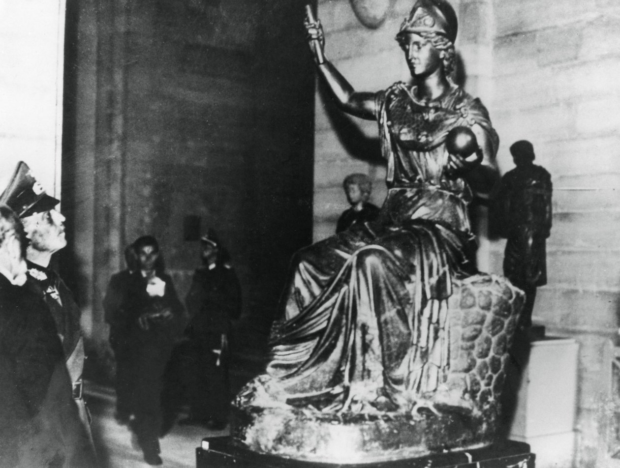 Le maréchal allemand von Rundstedt visitant le Louvre, Paris occupé, octobre 1940 - Unbekannt
