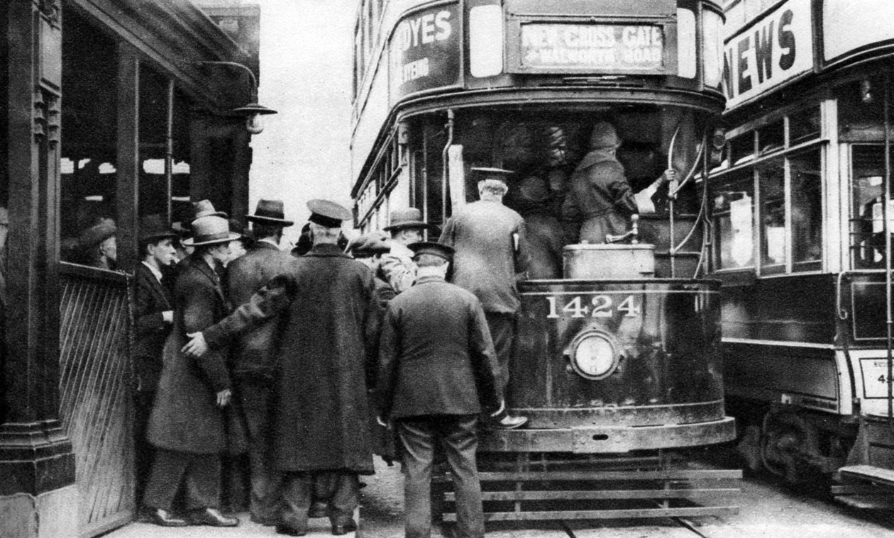 Monter dans un tramway à Blackfriars, Londres, 1926-1927 - Unbekannt