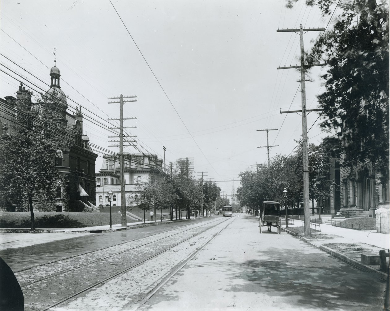 Grand Avenue au nord de Washington Avenue. Troisième Église Baptiste à droite. University Club à gauche, anciennement résidence de George W. Allen. - Unbekannt