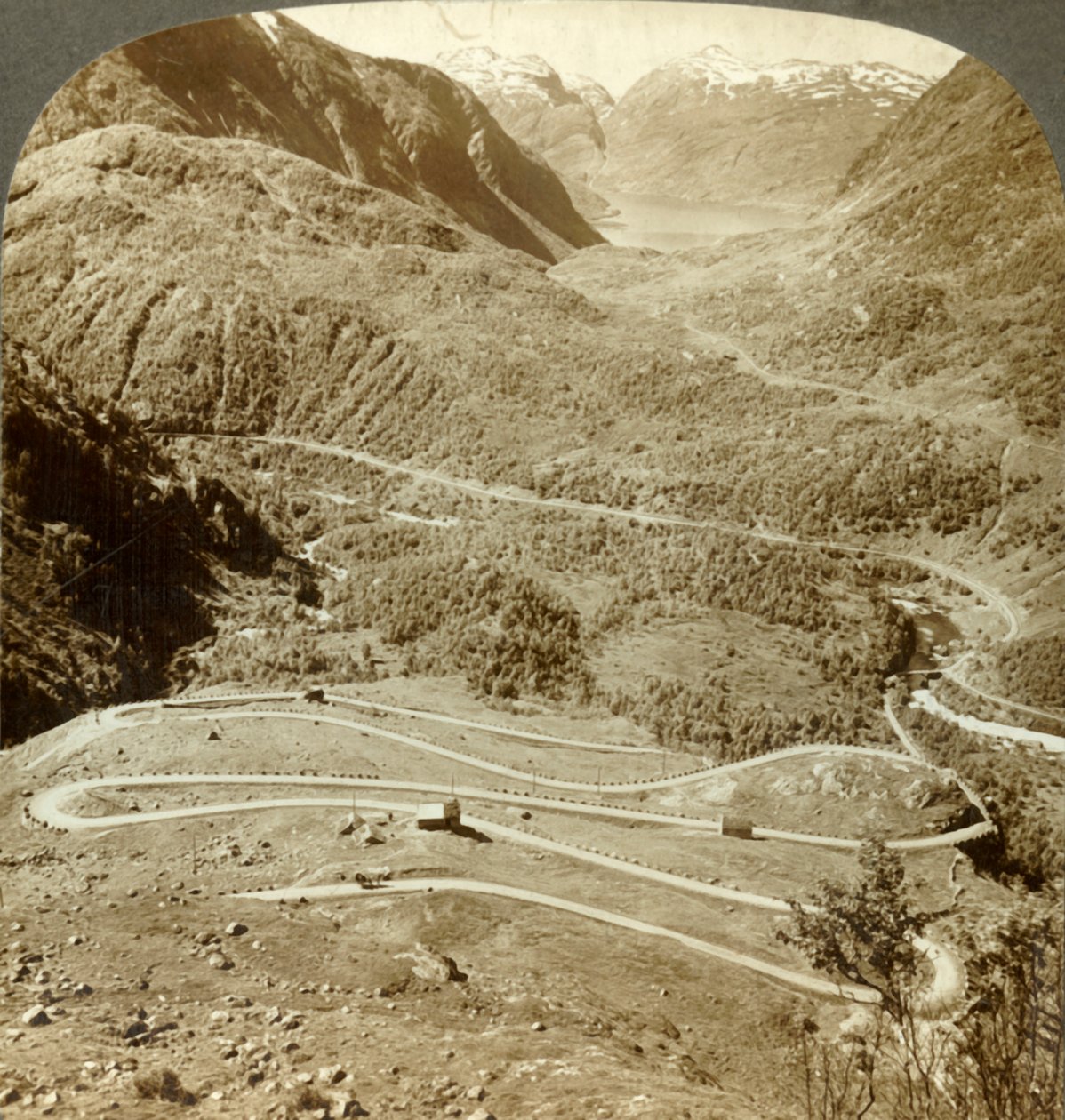 Grandes boucles en zigzag de la route descendant du col de Dyreskard vers le lac Roldal, Norvège, vers 1905 - Unbekannt