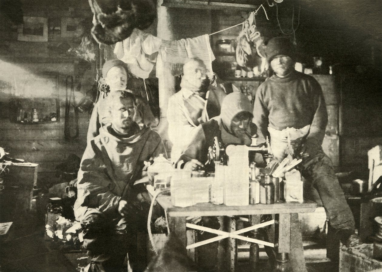 Groupe dans la cabane en été : Joyce à la machine à coudre, 1908, 1909 - Unbekannt