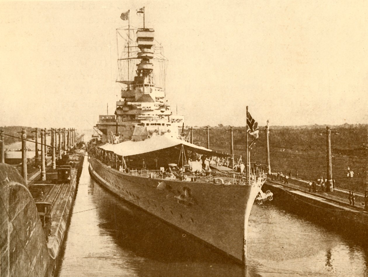 H.M.S. Renown passant par le canal de Panama avec le duc et la duchesse d