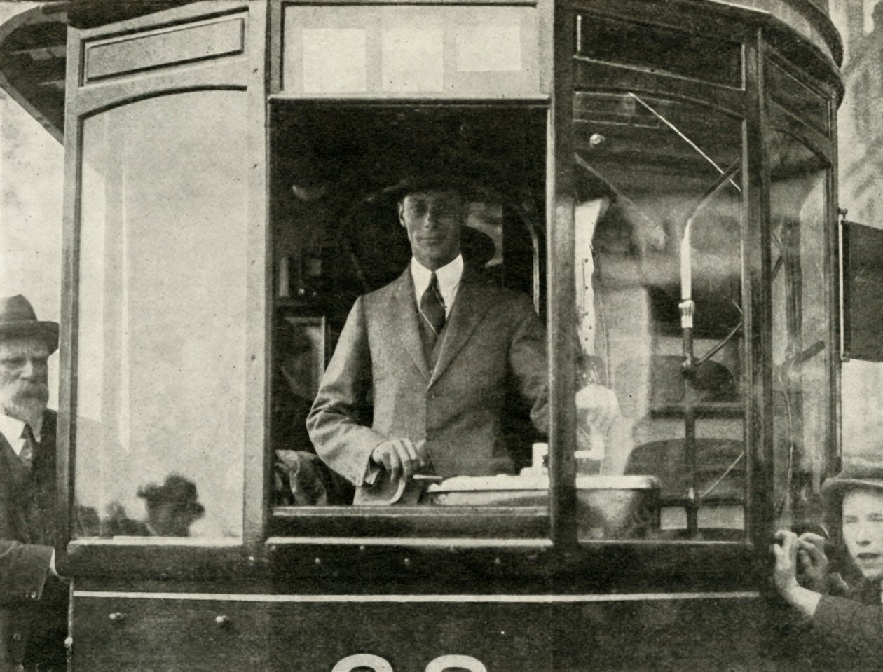 Sa Majesté conduisant un tramway dans les rues de Glasgow..., 1924, 1937 - Unbekannt