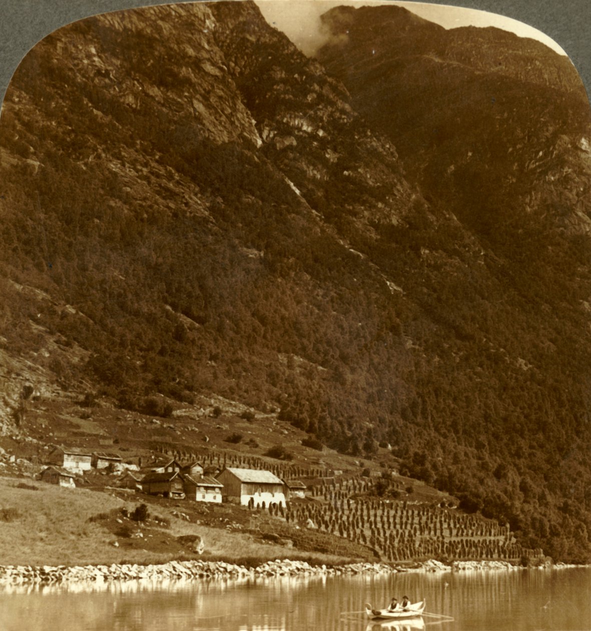 Ferme de Hogrending, nichée au pied des montagnes, sur la rive est du lac Loen, Norvège, vers 1905 - Unbekannt