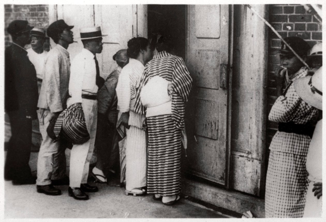 Foule japonaise regardant dans le hangar Zeppelin, Kasumigaura, Japon, 1929-1933 - Unbekannt