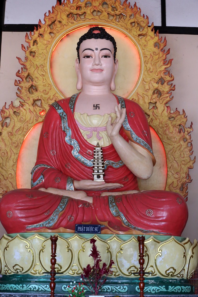 Pagode bouddhiste Linh An. Statue du Bouddha de la Médecine (Bhaisajyaguru). Dalat, Vietnam - Unbekannt