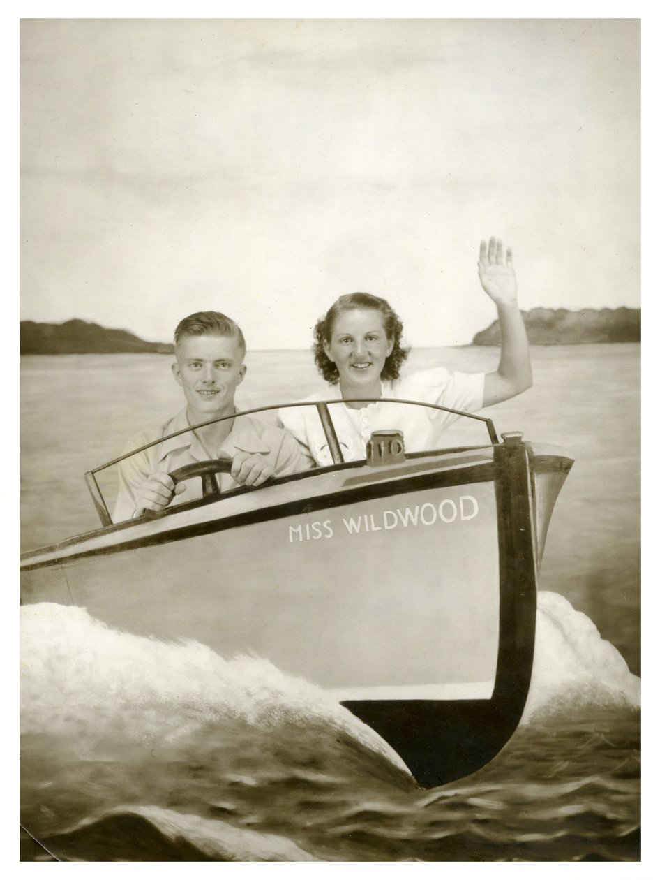 Homme et femme dans un bateau appelé "Miss Wildwood" vers 1940 (photo) - Unbekannt